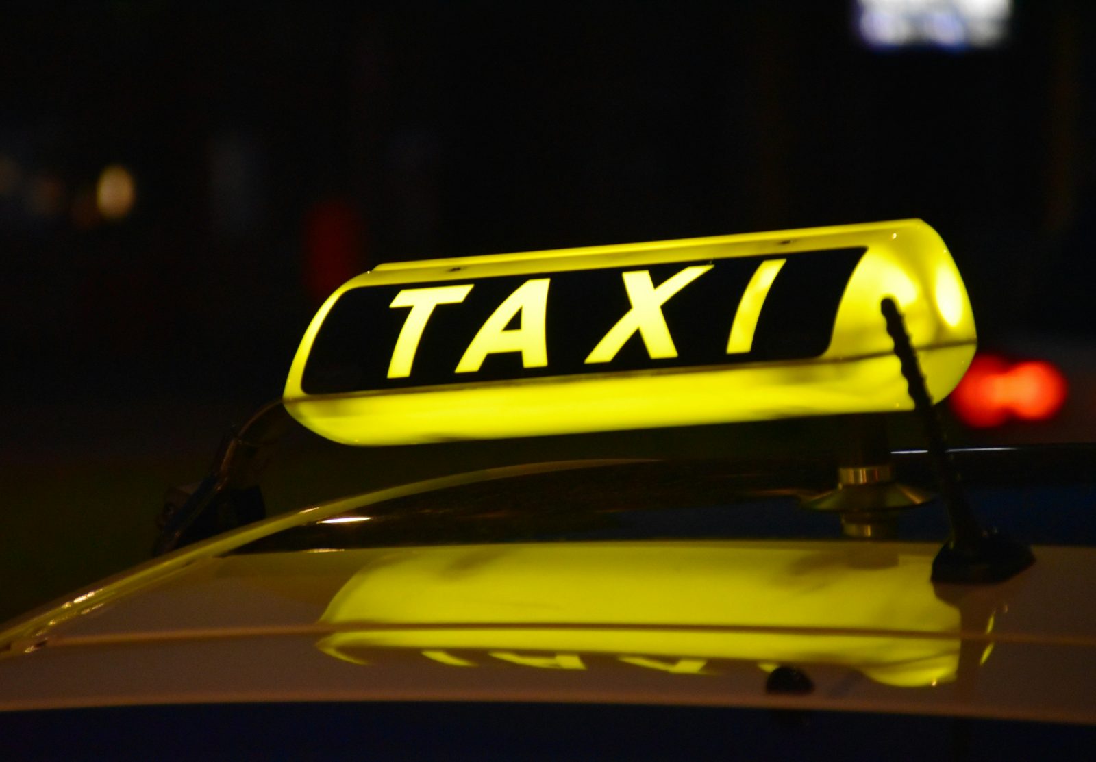 Luminoso de taxi encendido en la noche